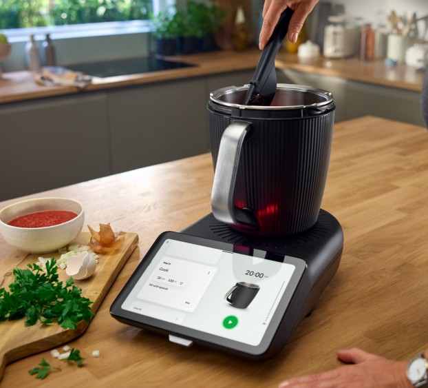 Mutfak tezgâhında Thermomix TM7 ile yemek hazırlığı